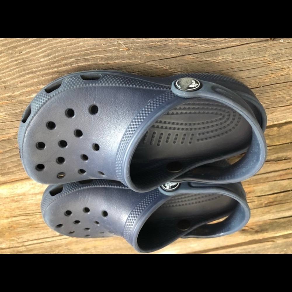 🚫SOLD ON MECARI 🚫Navy crocs size 10 little kids!
